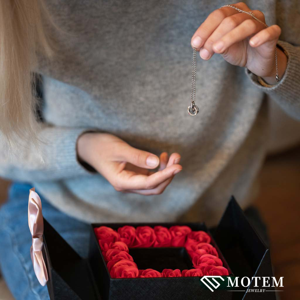 16 Mini Roses Jewelry Box with Love Necklace Set